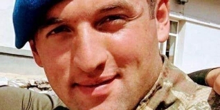 Tunceli'deki hainlerin saldırısında Bartın'ın Kurucaşile ilçesine Bağlı Başköy Köyü nüfusuna kayıtlı Jandarma Uzman Çavuş Hasan Çakmak yaralandı. Uzman Çavuş Hasan Çakmak tedavi altına alındı...
