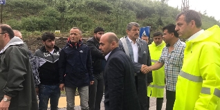 Hasankadı’ya Bartın Belediyesi’nden Başkan Yardımcısı başkanlığında teknik ekipler, kepçe ve motopomp gibi iş makinası ve ekipman gönderildi.