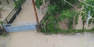 BİR ÇOCUK SEL SULARINA KAPILDI...
Edinilen bilgiye göre; Hasankadı'da sel sularına kapılan 11 yaşlarındaki bir çocuğun kayıp olduğu haberi üzerine arama kurtarma çalışmalarına başlandı.