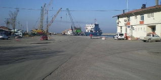 BARTIN LİMANI'NDA İŞ KAZASI.

Edinilen bilgiye göre,Bartın limanı'nda bir gemiden yük boşaltımı sırasında meydana gelen kazada ;Sezgin K. isimli işçi ağır şekilde yaralandı.