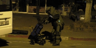 Bartın’da şüpheli valiz fünye ile patlatıldı
Bartın’da fünyeyle patlatılan şüpheli valizde leptop ve kişisel eşyalar çıktı.