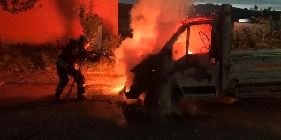 Kamyonet alev topuna döndü

Bartın'da Kamyonet alev topuna döndü