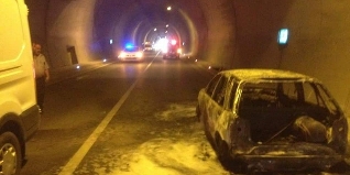 Amasra tünelinde bir otomobil bir anda alev aldı. İtfaiye ekipleri yangına kısa sürede müdahale ederek, kontrol altına aldı.