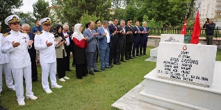 15 Temmuz Demokrasi ve Milli Birlik Günü Anma Etkinlikleri kapsamında Bartın Valisi Sinan Güner Belediye Başkanı Cemal Akın ve protokol üyeleri Şehitliği ziyaret etti.