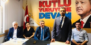 AK Parti Genel Merkezi tarafından Bartın Merkez İlçe Başkanlığı görevine atanan Ümit Aksakal, parti binasında bir basın açıklaması düzenledi. Teşkilat üyelerine ve önceki Merkez İlçe Başkanı Dilek Acar’a teşekkür eden Aksakal, görev değişiminin hayırlı ol