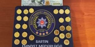 Arkadaşının altınlarını çaldı, kağıt havlunun içine sakladı .

Bartın'da, kuaförde kadın arkadaşının çantasındaki altınları ve parasını çalarak evinde kağıt havlunun içerisine saklayan A.Ç.(39) yakalandı.