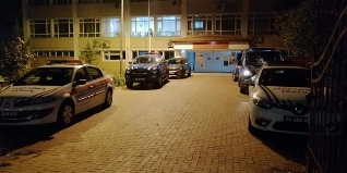 BARTIN'ın Ulus ilçe adliyesi'nde geçtiğimiz aylarda ormandan usulsüz kesim iddiasıyla gözaltına alınan ve aralarında Orman işletme müdürü, şef, orman muhafaza memuru, orman kesim müteahitlerinin bulunduğu 6 kişi tutuklandı. 