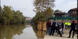 Bartın yalı mevkiinde ırmak kenarında bulunan bir aracın ırmağa düştüğü ve gömülerek gözden kaybolduğu öğrenildi.