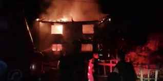 BARTIN Terkehaliller köyünde 2 katlı ahşap binada çıkan yangında ev kullanılamaz hale geldi. Ev sahibi Melek Kaya’nın komşusunun düğüne gittiği sırada yaşanan yangında ev sahibi kaya, evin yandığını görünce feryat etti.