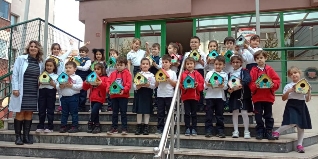 Öğrenciler, kuşlar için yuva yapıp, ağaçlara yem bıraktı

Bartın Amerikan Kültür Koleji 1/B sınıfı öğrencileri doğa ve hayvan sevgisini dikkat çekmek amacıyla “Sende Bir Yuva Ol” projesi kapsamında kuş yuvaları yaptı.